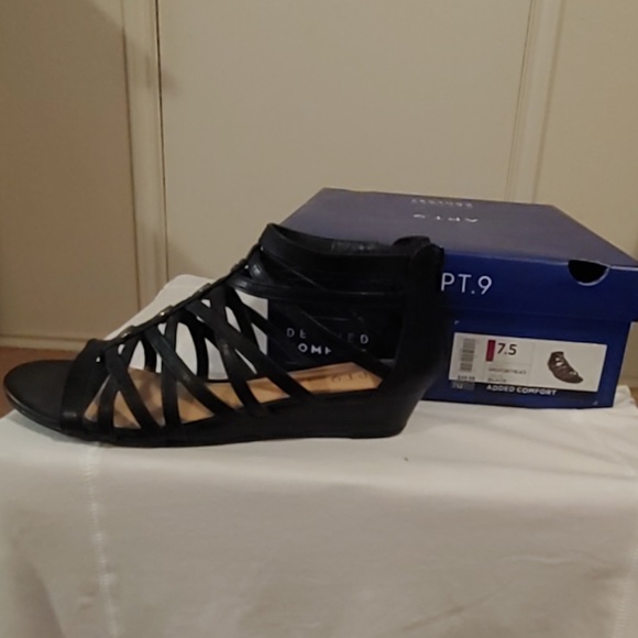 Sandle - Picture 2 of 2